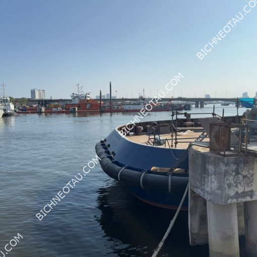 đệm va mũi tàu